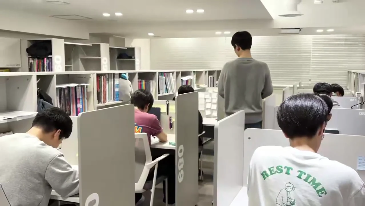 뉴퍼센트 사감이 자습실을 순찰하며 학생들의 학습 상태를 확인하는 모습